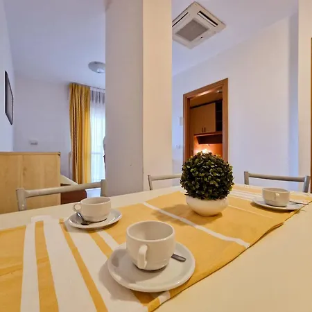 Modern Flat With Balcony-beahost ביביונה